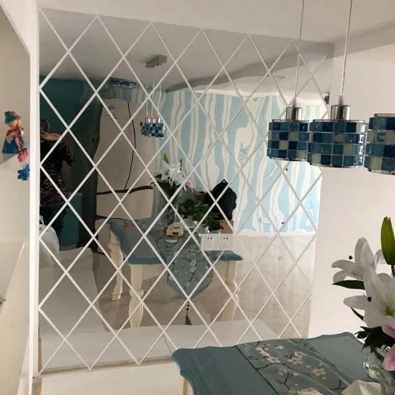 Decore sua casa com estilo usando adesivos de espelho 3D de acrílico em formato de diamantes e triângulos. Fáceis de aplicar, ampliam o espaço e criam visuais modernos.