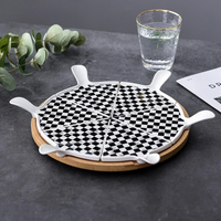 Conjunto de Pratos de Porcelana Triangulares e Base Giratória de Bambu