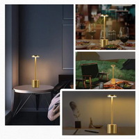 Transforme seu espaço com a Luminária de Mesa LED com Sensor de Toque. Com acabamento cromado, luz regulável em 3 cores e carregamento USB-C, é perfeita para qualquer ambiente, do quarto ao bar.