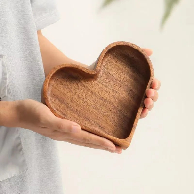 Prato em Forma de Coração de Madeira Nogueira – Bandeja Decorativa Multiuso