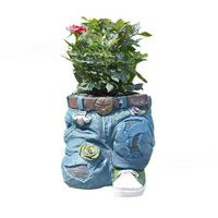 Adicione um toque fofo ao seu jardim com o Vaso Decorativo em Resina com Forma de Jeans. Resistente a intempéries e com design encantador de jeans azul, cinto e tênis, ideal para suas flores e plantas.
