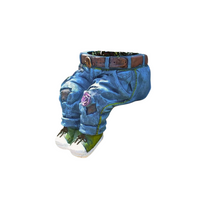 Adicione um toque fofo ao seu jardim com o Vaso Decorativo em Resina com Forma de Jeans. Resistente a intempéries e com design encantador de jeans azul, cinto e tênis, ideal para suas flores e plantas.