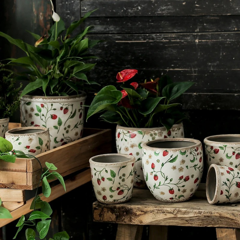 Vaso em Cerâmica com Flores e Morangos